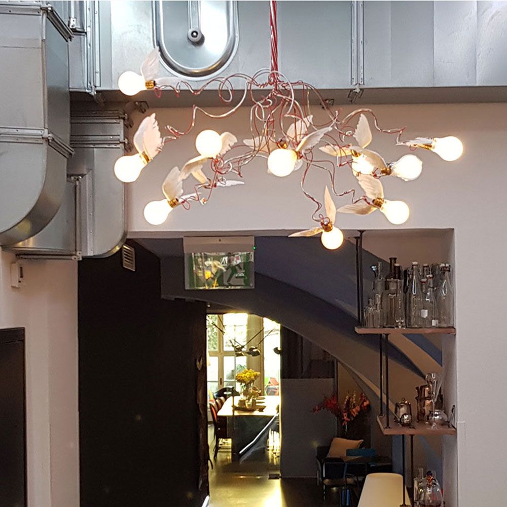 Ingo Maurer Birdie Pendellampe mit zwölf LED-Leuchten und Kupferstäben, schafft eine gemütliche Atmosphäre.