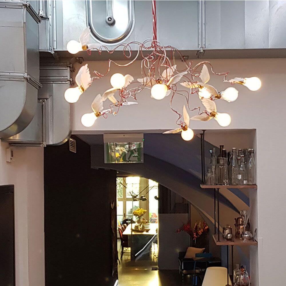 Ingo Maurer Birdie Pendellampe mit zwölf LED-Leuchten und Kupferstäben, schafft eine gemütliche Atmosphäre.