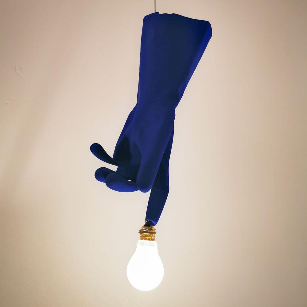 Ingo Maurer LED Pendellampe Blue Luzy Gummihandschuh mit mattem Glühbirnenlicht und blauem Gummihandschuh.