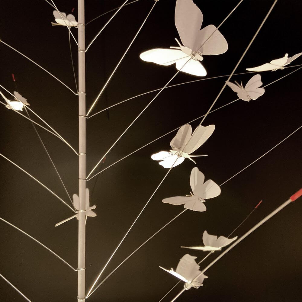 Ingo Maurer LED Pendellampe La Festa delle Farfalle weiß mit Schmetterlingen aus Papier und LED-Beleuchtung.