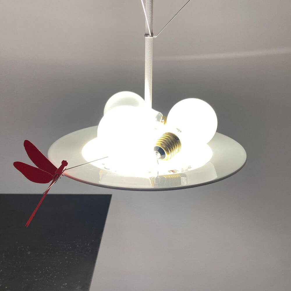 Ingo Maurer LED Pendellampe La Festa delle Farfalle weiß mit Schmetterlingen und Libelle auf Porzellanteller.