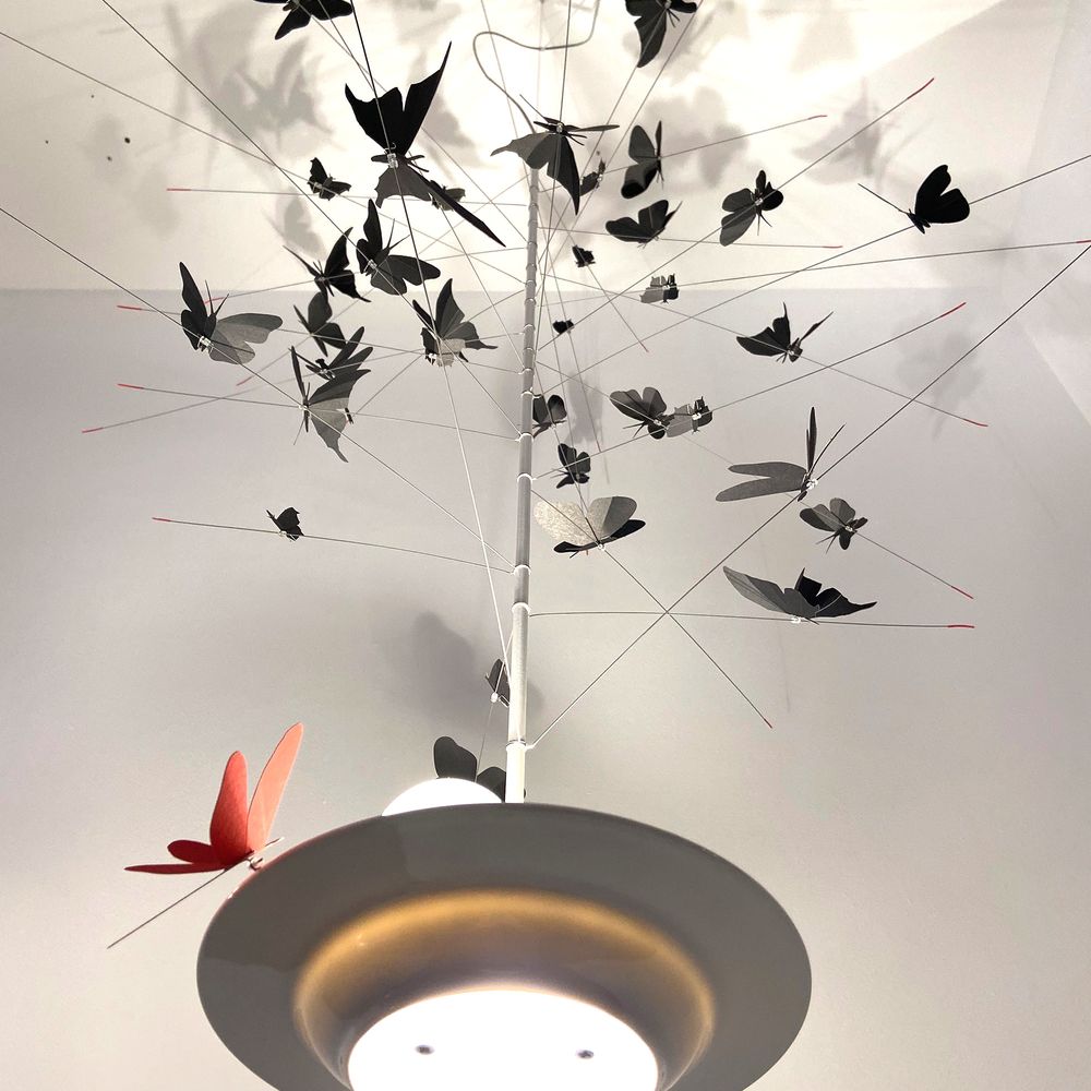 Pendelleuchte La Festa delle Farfalle mit Schmetterlingen aus Papier und integriertem LED-Licht von Ingo Maurer.