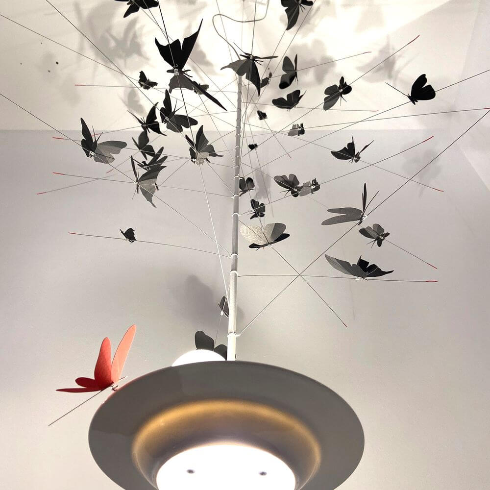 Ingo Maurer LED Pendellampe La Festa delle Farfalle weiß mit Schmetterlingen aus Papier und integriertem Porzellan LED.