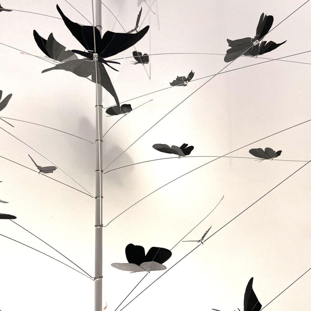 Ingo Maurer LED Pendellampe La Festa delle Farfalle weiß mit kunstvollen Schmetterlingen aus Papier.