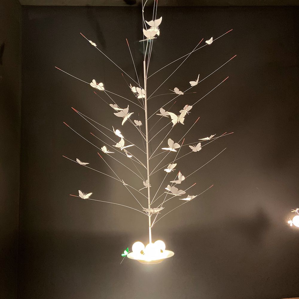 Ingo Maurer Pendelleuchte La Festa delle Farfalle mit 34 Schmetterlingen und integrierten LEDs in einem Porzellanteller.