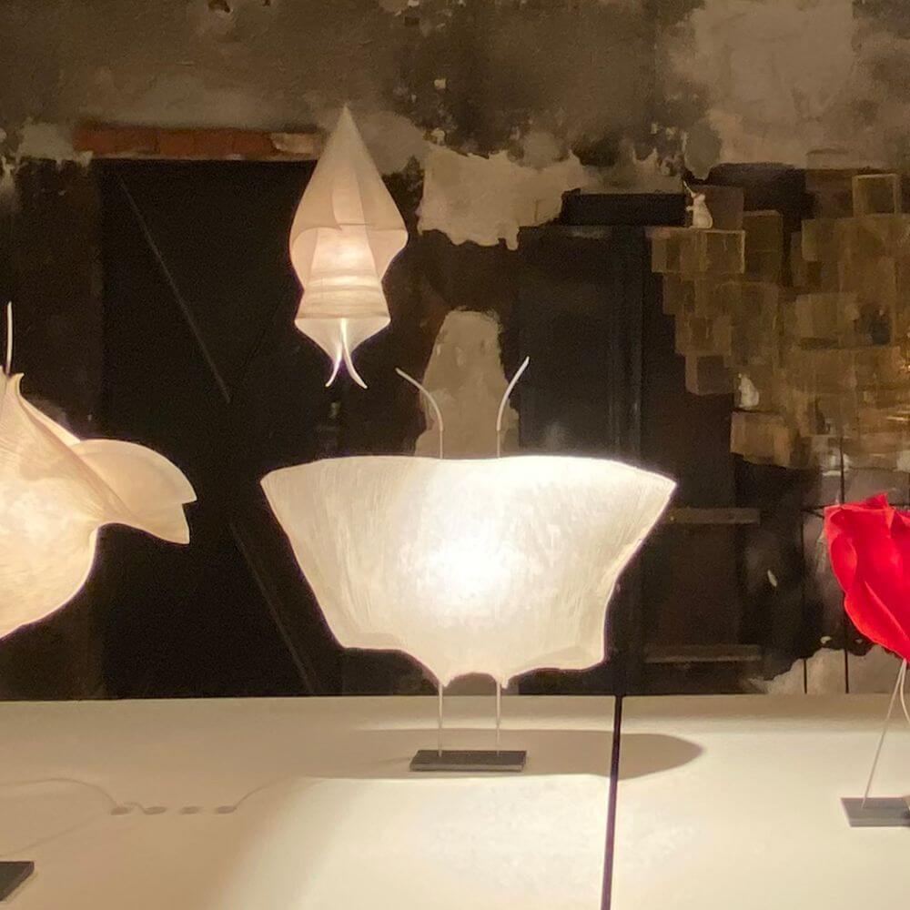 Ingo Maurer LED Tischlampe Samurai Papier in einer Ausstellung, modernes Design, warmes Licht