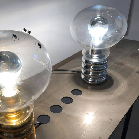 Ingo Maurer LED Tischleuchte Bulb Designklassiker 1966 mit gläsernem Kolben und verchromtem Fuß