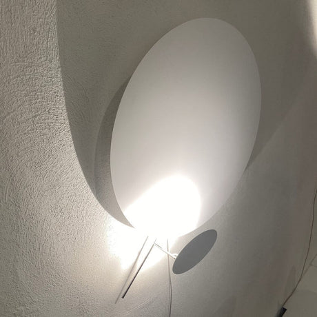 Ingo Maurer LED Wandlampe Eclipse Ellipse Ø 60cm an der Wand, erzeugt Licht und Schatten.