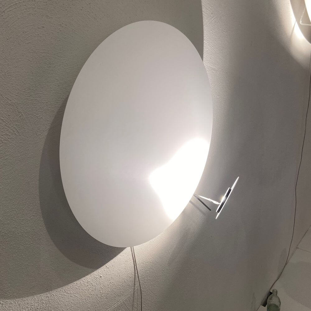 Ingo Maurer LED Wandlampe Eclipse Ellipse Ø 60cm an der Wand, Licht- und Schattenspiele durch verstellbare Elemente.