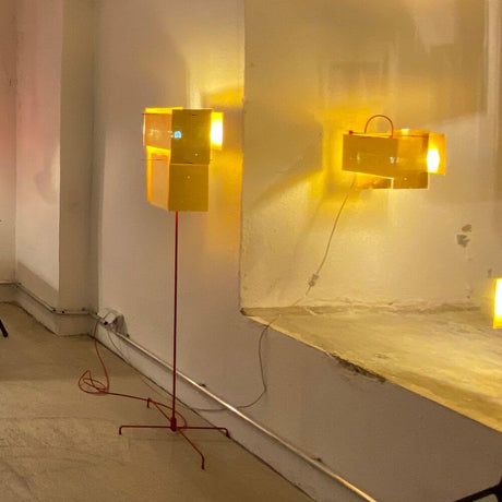 Ingo Maurer Stehleuchte 24 Karat Blau Floor goldenes Licht in gelb leuchtend, modernes Design im Raum.