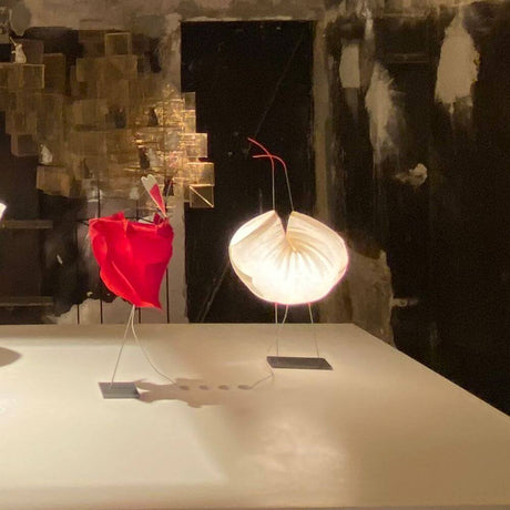 Ingo Maurer Stehleuchte Poul Poul Papierleuchte in einem Ausstellungsraum mit einzigartigen Papierlampen.