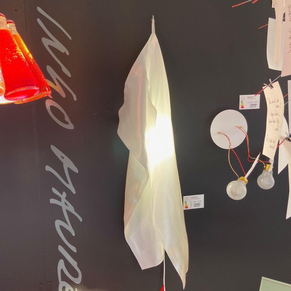 Ingo Maurer Tisch- & Wandleuchte Delight an der Wand montiert, leuchtet durch hitzebeständiges Glasfasertuch.