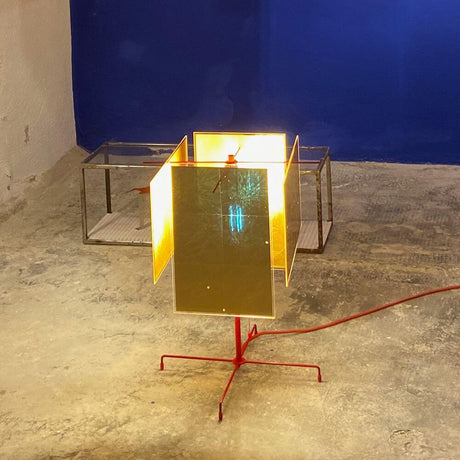 Ingo Maurer Tischlampe 24 Karat Blau T mit warmem Licht und handgefertigten Blenden aus Japan