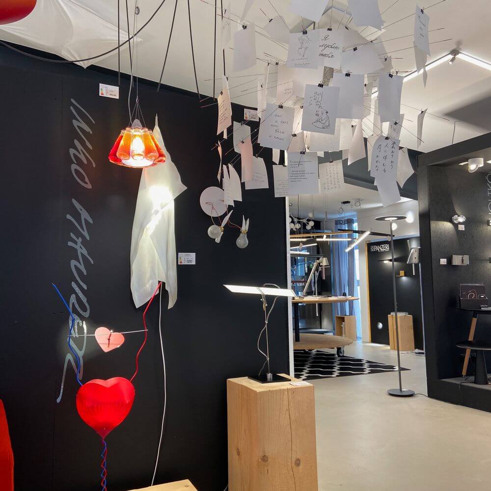 Ingo Maurer LED Tischlampe One From The Heart Herzleuchte in modernem Ambiente mit kreativen Lichtinstallationen.