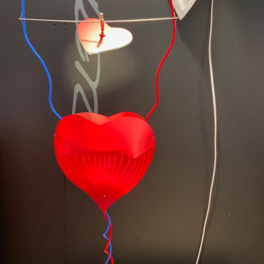 Ingo Maurer LED Tischlampe One From The Heart Herzleuchte mit roten und blauen Kabeln, herzförmigen Spiegeln und Krokodilen.