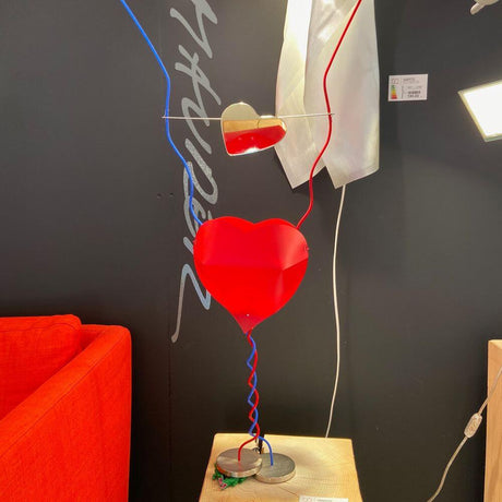 Ingo Maurer LED Tischlampe One From The Heart Herzleuchte mit roten und blauen Kabeln und Herzform.
