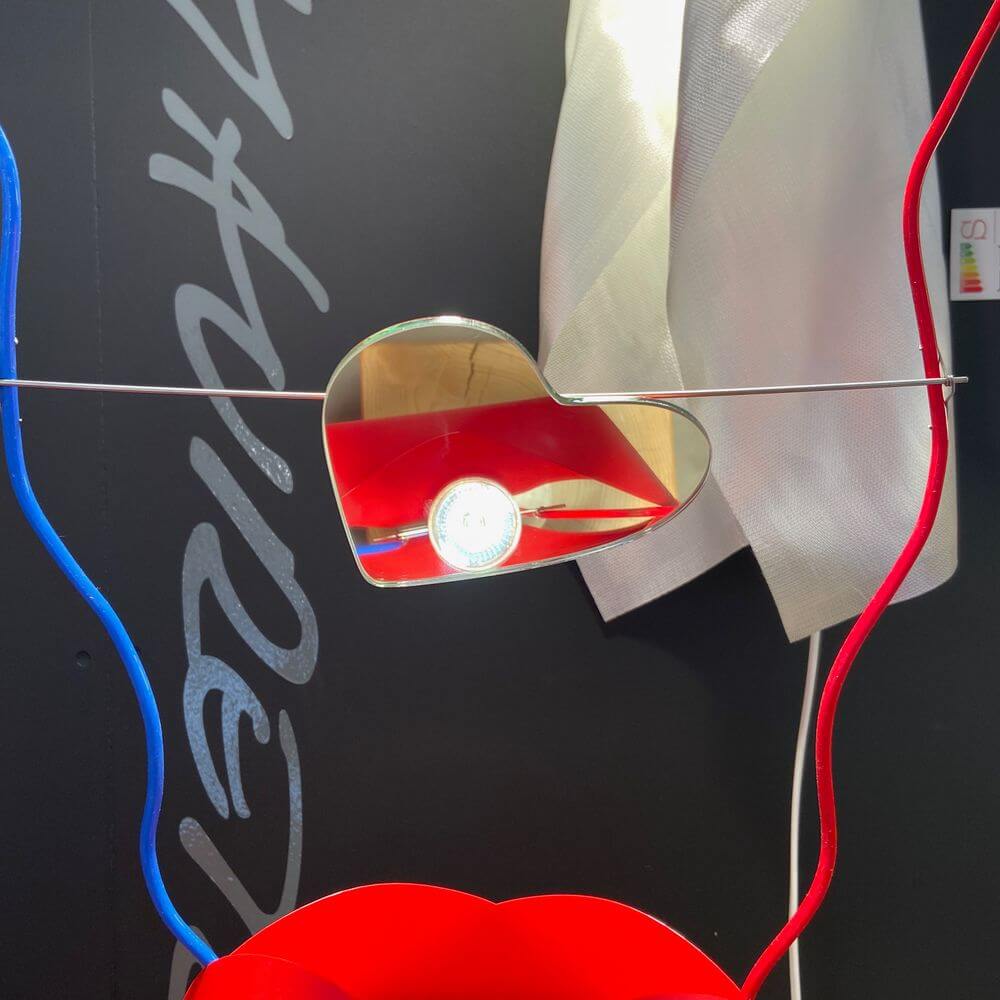 Ingo Maurer LED Tischlampe One From The Heart Herzleuchte mit herzförmigem Spiegel und bunten Kabeln.
