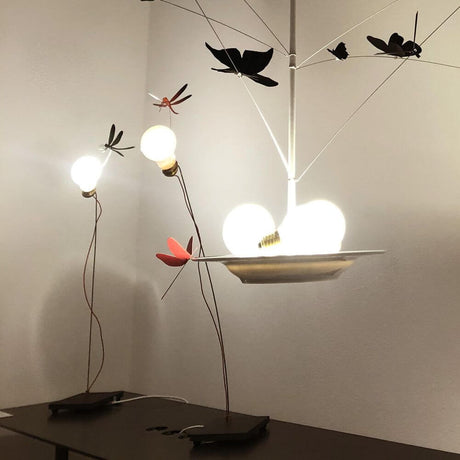 Ingo Maurer Tischleuchte I Ricchi Poveri Bzzzz mit Libelle, filigranes Design mit schwebender Libelle und Glühbirnen.