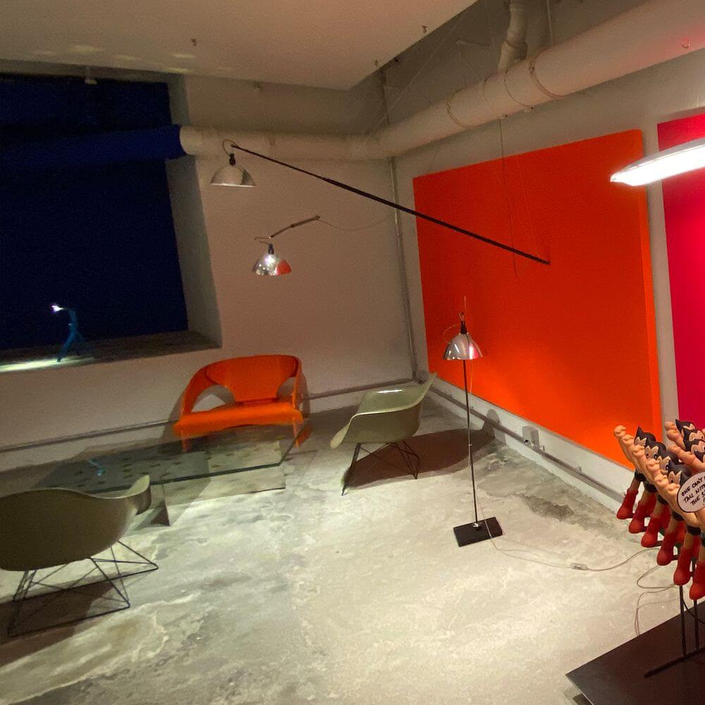 Ingo Maurer Wand- oder Hängelampe Max. Mover LED max 210cm im modernen Wohnraum mit bunten Wänden.