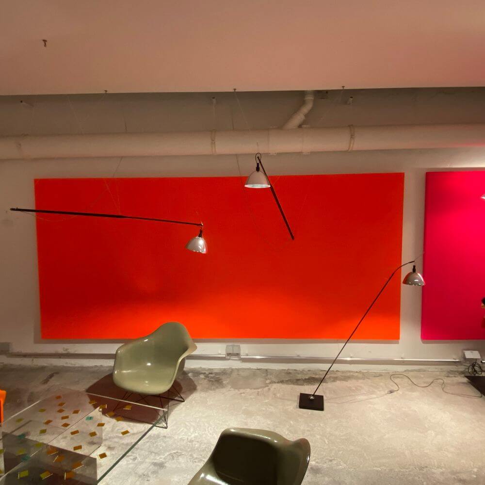 Ingo Maurer Wand- oder Hängelampe Max. Mover LED max 210cm in modernem Raum mit bunten Wänden.