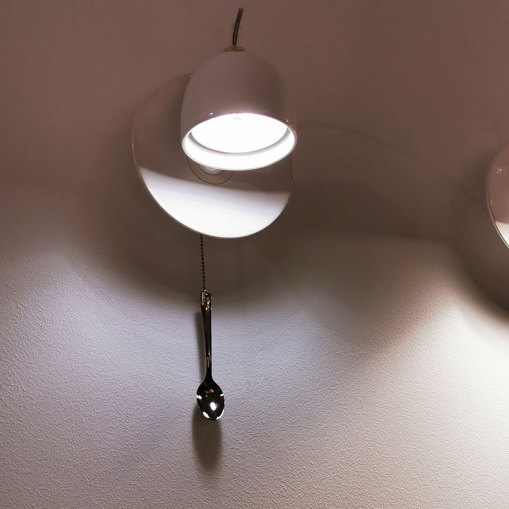 Wandleuchte Light au Lait von Ingo Maurer mit Kaffeetasse und Löffelschalter, modern und witzig für Küchen und Cafés.