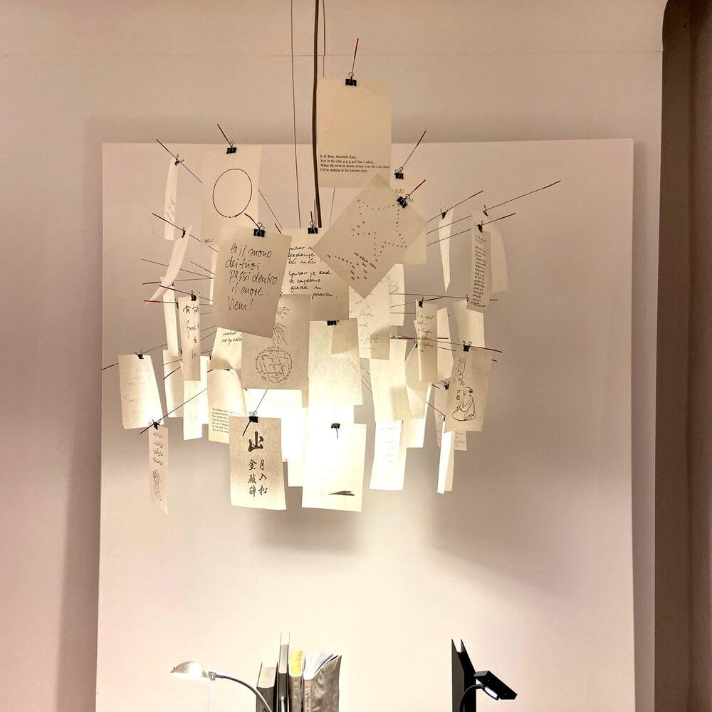 Ingo Maurer Zettel'z 6 Hängelampe mit kreativen Zetteln für individuelle Nachrichten und Designs.