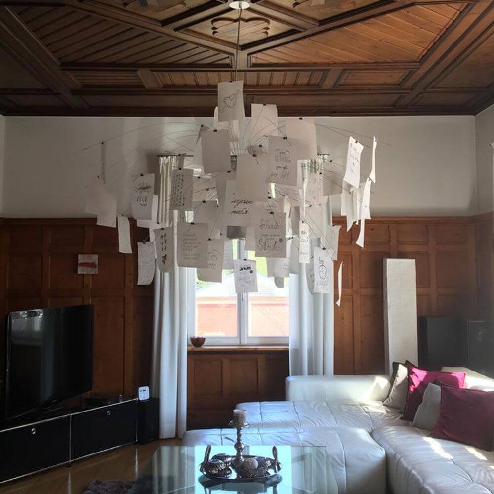 Ingo Maurer Zettel'z 6 Hängelampe mit kreativen Zetteln im Wohnzimmer, modern und stilvoll.