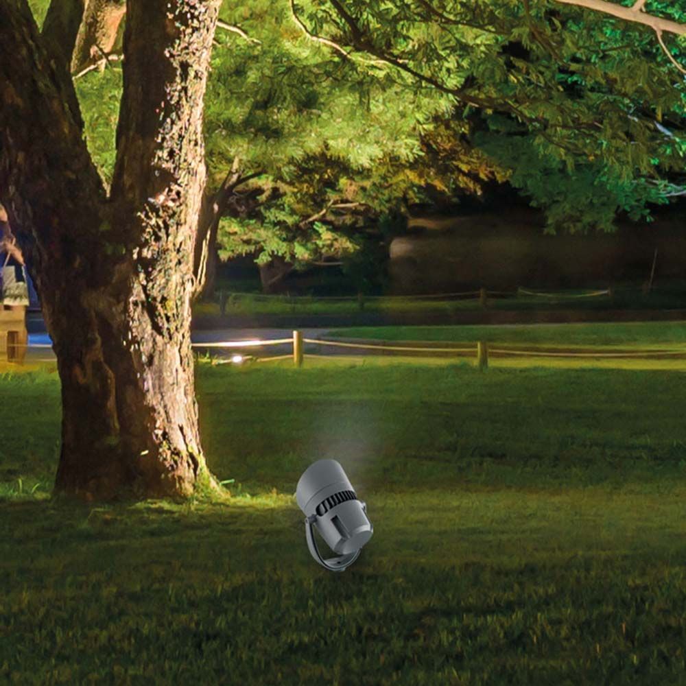 Inside High Power LED Gartenstrahler 18W, 1440lm , 3000K im Garten, beleuchtet Baum und Rasenflächen.