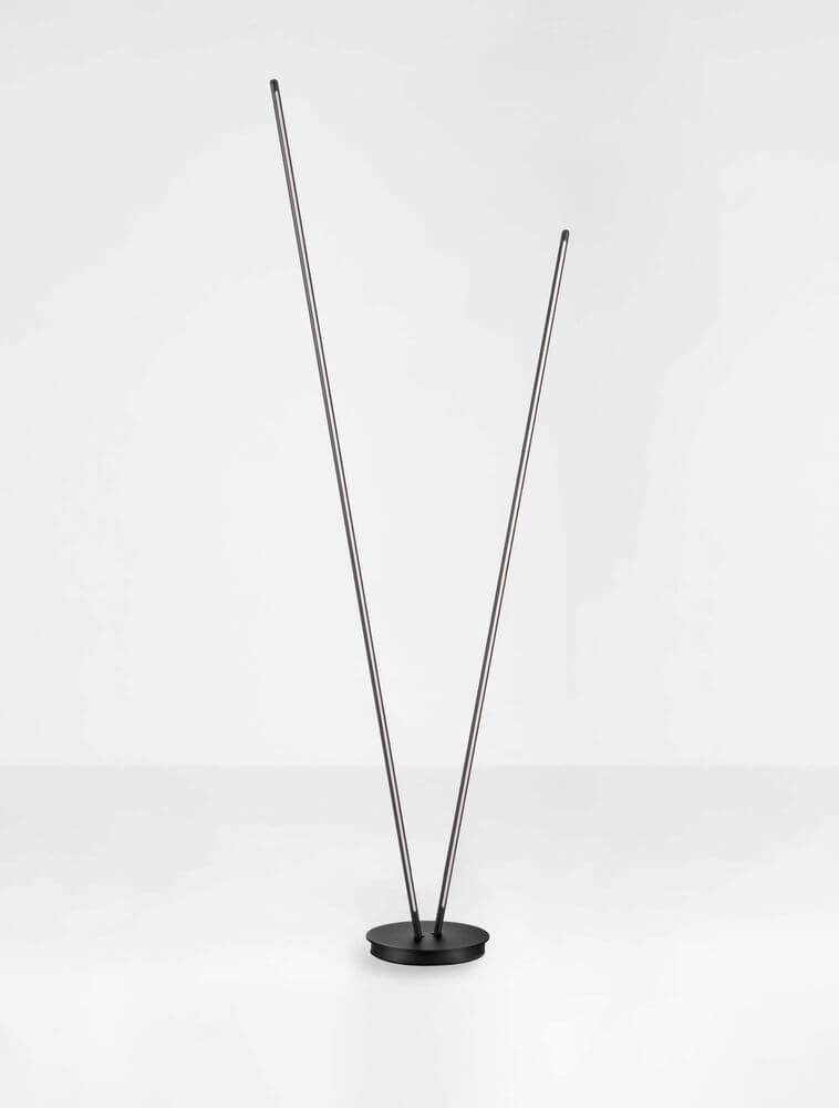 Intec LED Stehlampe H 184cm 2-flammig 3000K mit modernem Design auf weißem Hintergrund.