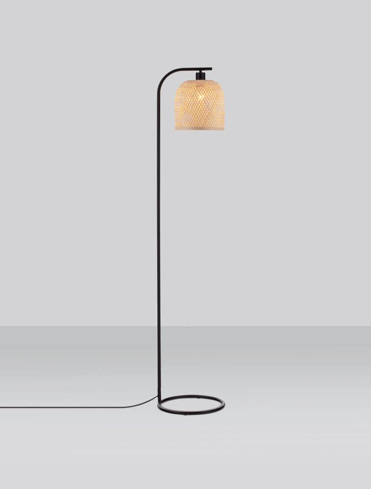 Alt Tag: Intra Stehlampe Natur, Schwarz - elegante Bambus-Stehlampe mit schwarzem, filigranem Gestell und warmem, indirektem Licht