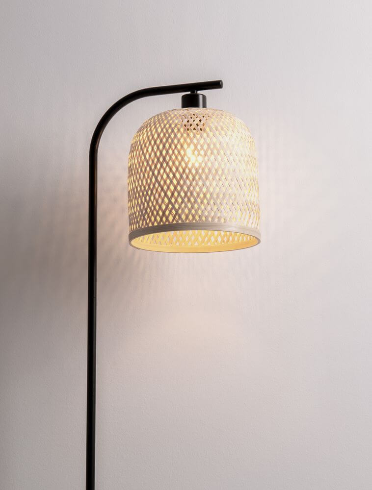 Intra Stehlampe Natur, Schwarz – elegante Stehleuchte mit Bambusschirm und schwarzem Gestell für warmes indirektes Licht