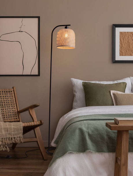 Intra Stehlampe Natur, Schwarz mit Bambusschirm für warmes Licht im modernen Schlafzimmer