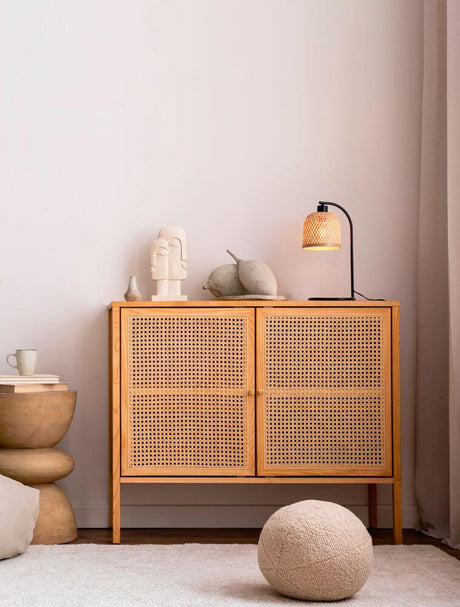 Lampe de table Intra Nature, noire sur un meuble en bois avec des éléments décoratifs dans une ambiance de vie élégante.