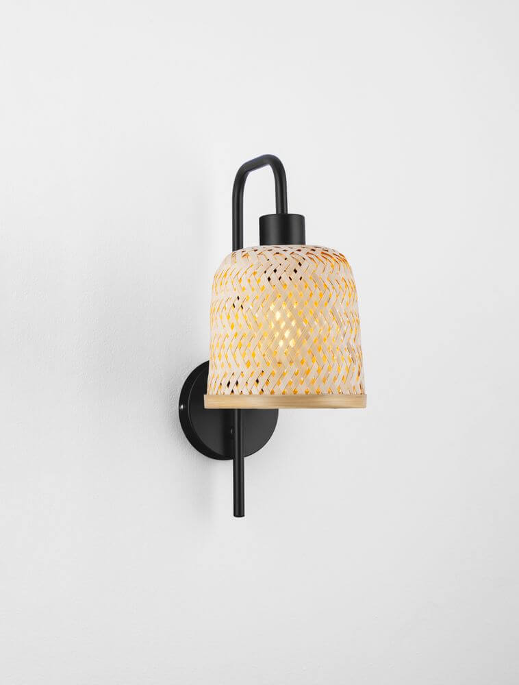 Intra Wandleuchte Natur, Schwarz an einer Wand montiert, aus Bambus und Schwarz, ideal für Wohnzimmer und Schlafzimmer.