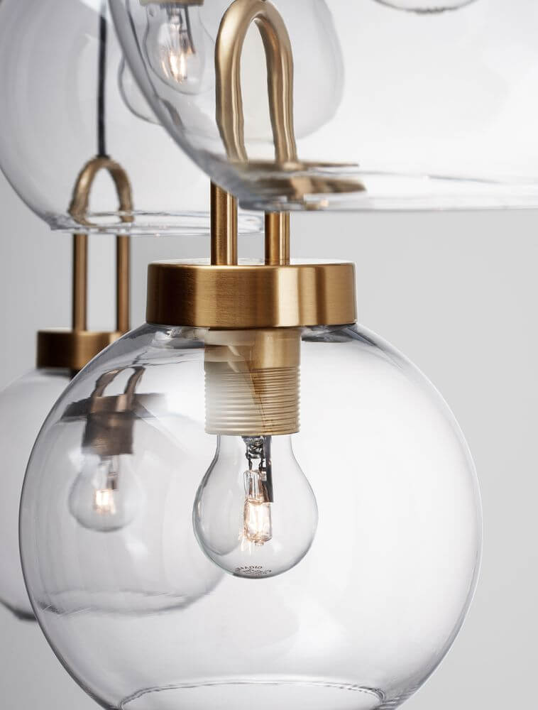 Irvine Pendelleuchte Balken 97,5cm 4-flammig Gold, Transparent mit klaren Glaskugeln und goldenen Details.