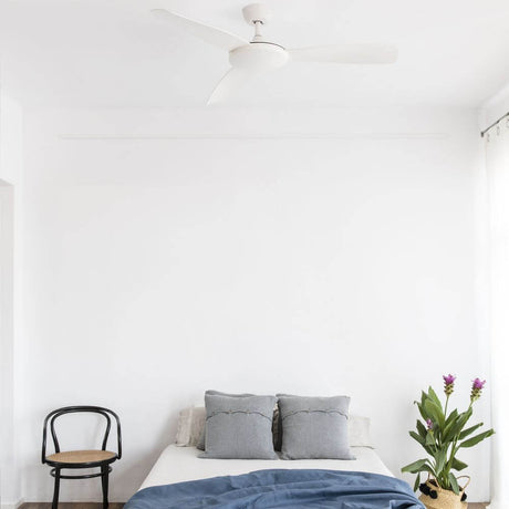 Islot Deckenventilator Ø 132cm Weiß im modernen Schlafzimmer mit Bett und Pflanzen.