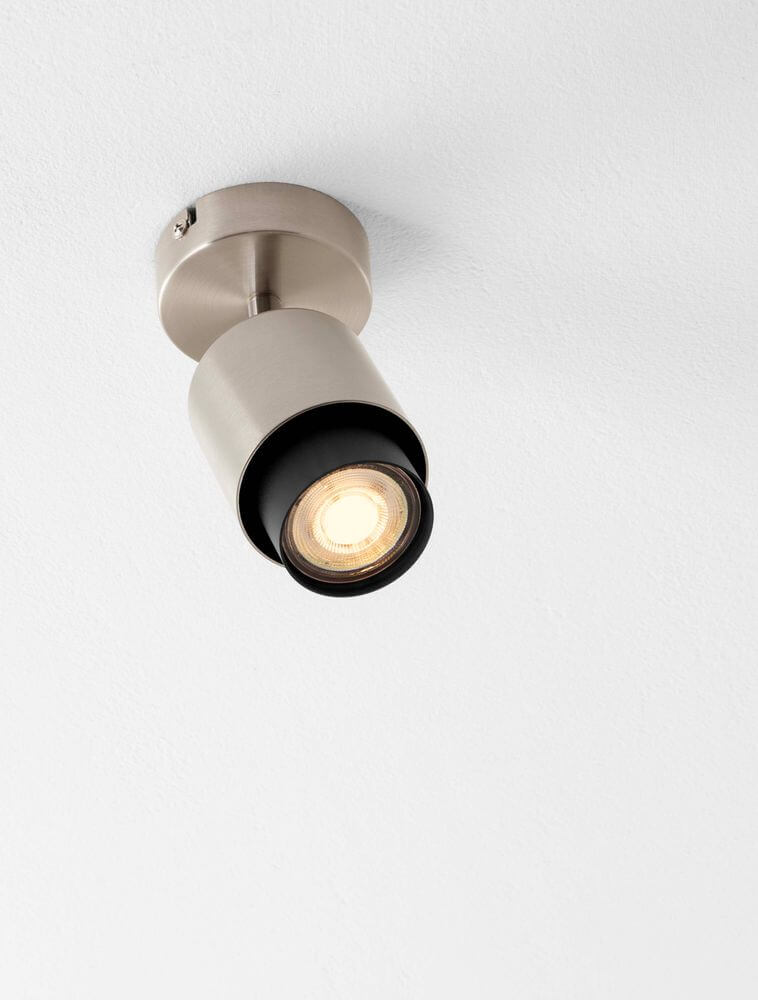 Ison Deckenleuchte GU10 Ø 15cm an der Decke montiert, modernes Design mit schwarzem und silbernem Finish.