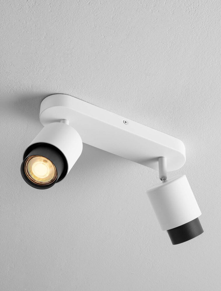 Ison Deckenleuchte GU10 2-flammig in modernem Design mit zwei individuell verstellbaren Lampenschirmen.