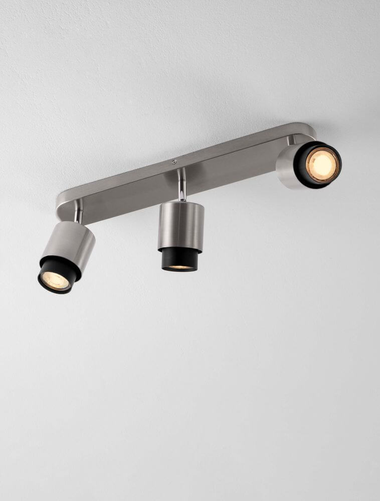 Ison Deckenleuchte GU10 3-flammig mit modernem Design und dreifacher Lichtquelle an Decke montiert.