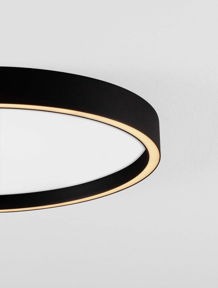 Istos Deckenleuchte Ø 50cm 2700, 3000K in schwarzem Design mit goldener Akzentbeleuchtung.