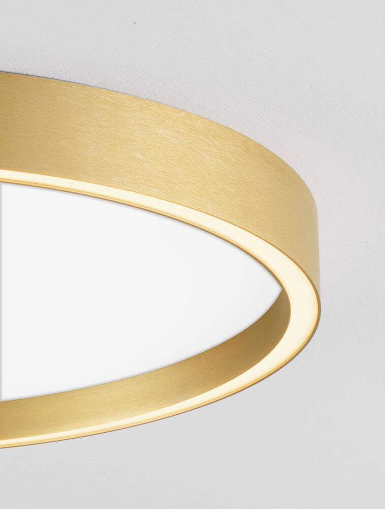 Detailansicht der Istos Deckenleuchte Ø 50cm 2700, 3000K in elegantem Goldton.