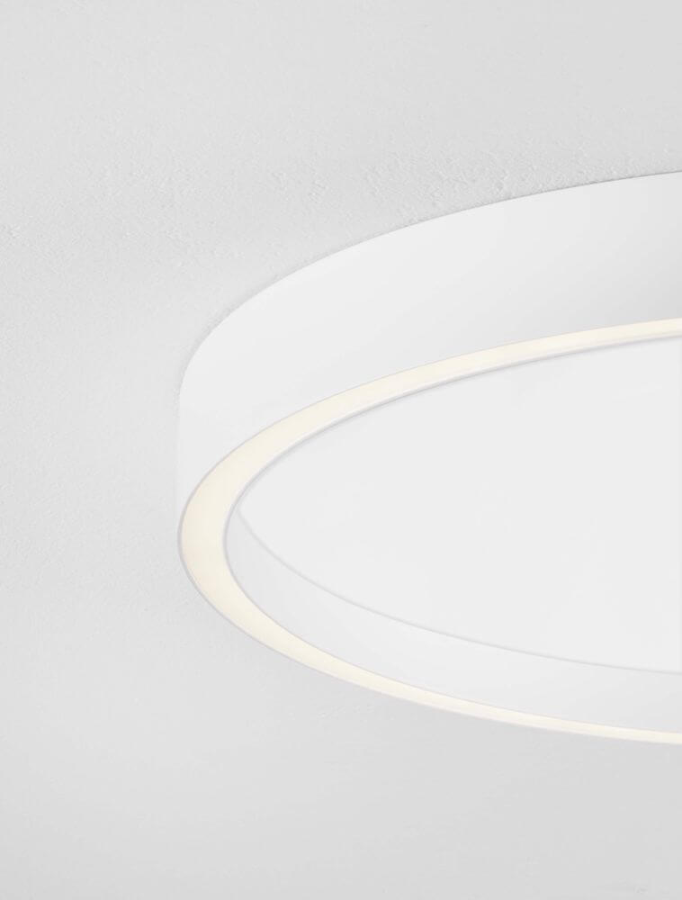 Istos Deckenleuchte Ø 50cm 2700, 3000K mit modernem Design und eleganter Goldkante.