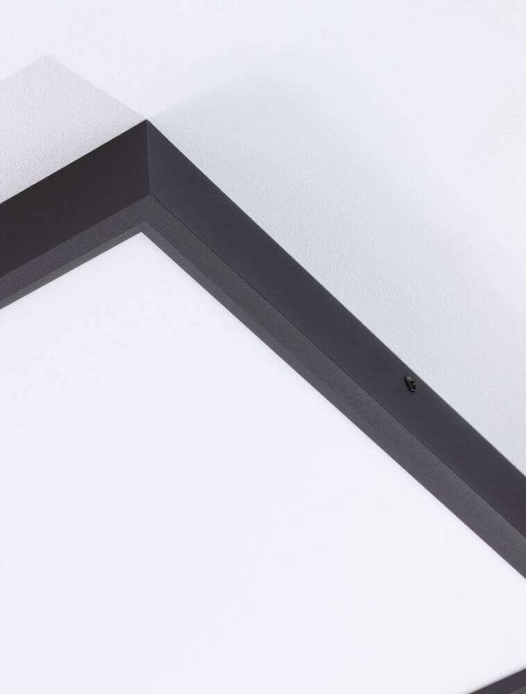 Detailansicht der Itos LED Deckenleuchte 3000K mit quadratischem, schwarzem Design und transparenter Acrylabdeckung.