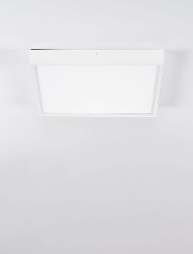 Itos LED Deckenleuchte 3000K in minimalistischem, quadratischem Design in Weiß.