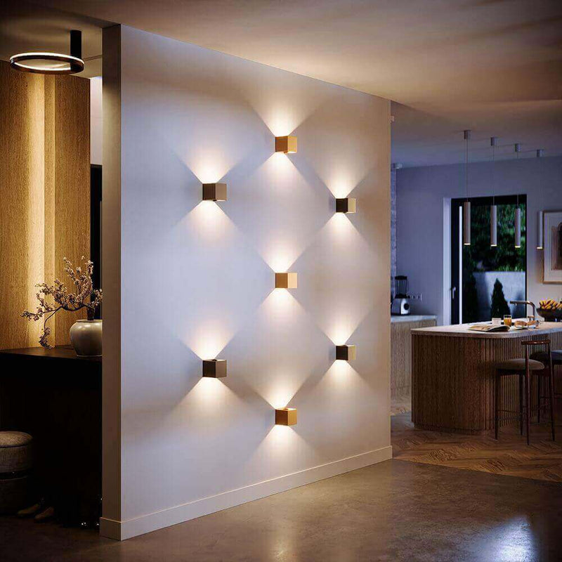 Moderne Wandbeleuchtung mit quadratischen Leuchten. Stilvolle Innenraum-Gestaltung für ein elegantes Ambiente.