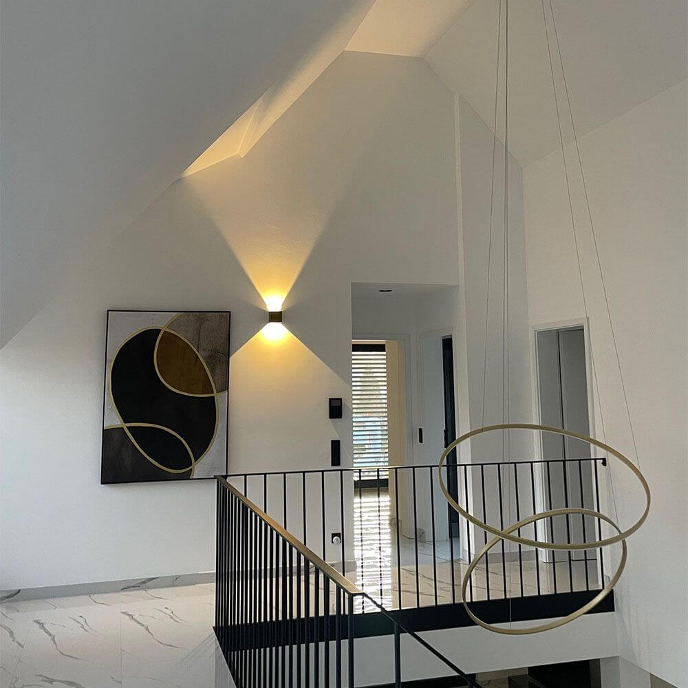 s.luce Ixa LED Wandlamp verstelbare hoeken binnen & buiten IP44 in moderne trap met decoratieve verlichting.