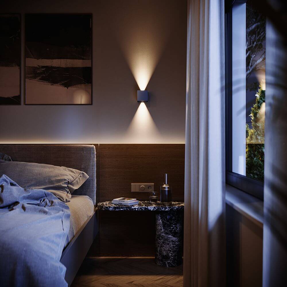 s.luce Ixa LED Wandlampe verstellbare Winkel Innen & Außen IP44 in modernem Schlafzimmer mit sanfter Beleuchtung