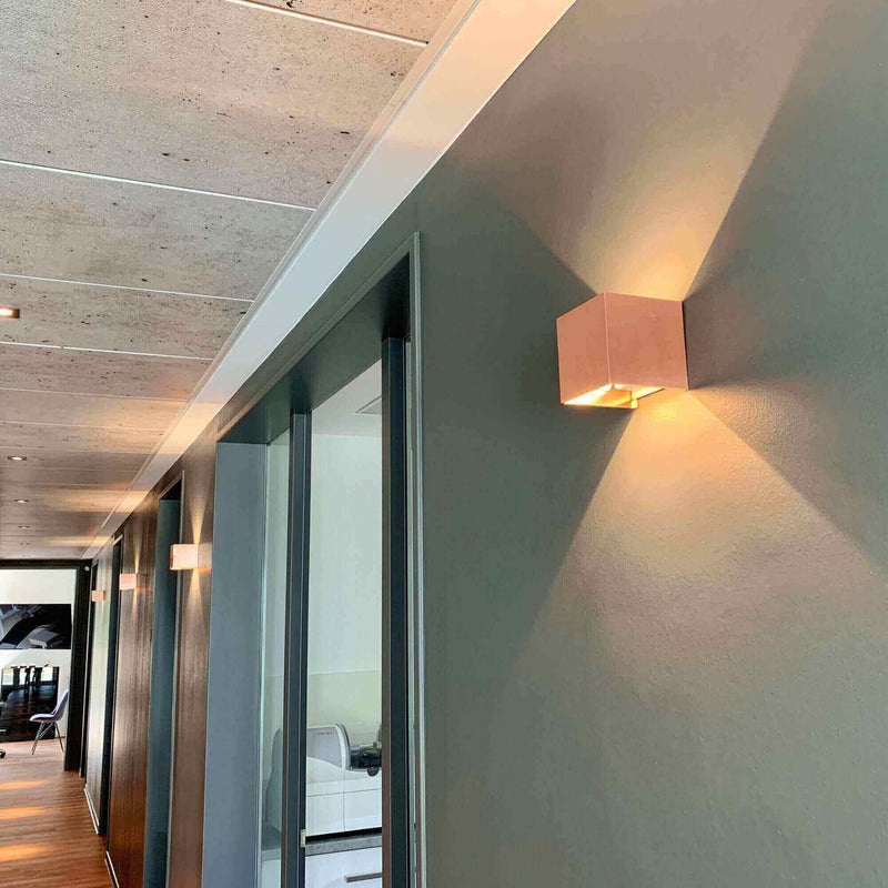 Moderne Wandbeleuchtung in einem stilvollen Flur mit dezentem Lichtschimmer.