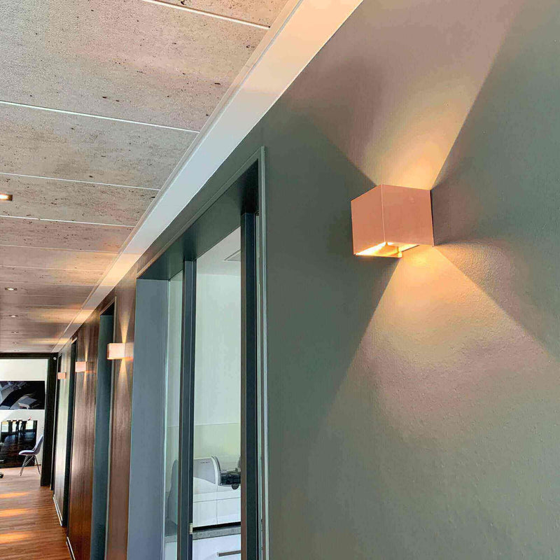 Moderne Wandbeleuchtung in einem stilvollen Flur mit dezentem Lichtschimmer.