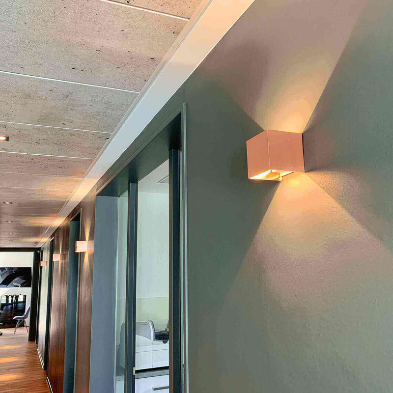 Moderne Wandbeleuchtung in einem stilvollen Flur mit dezentem Lichtschimmer.